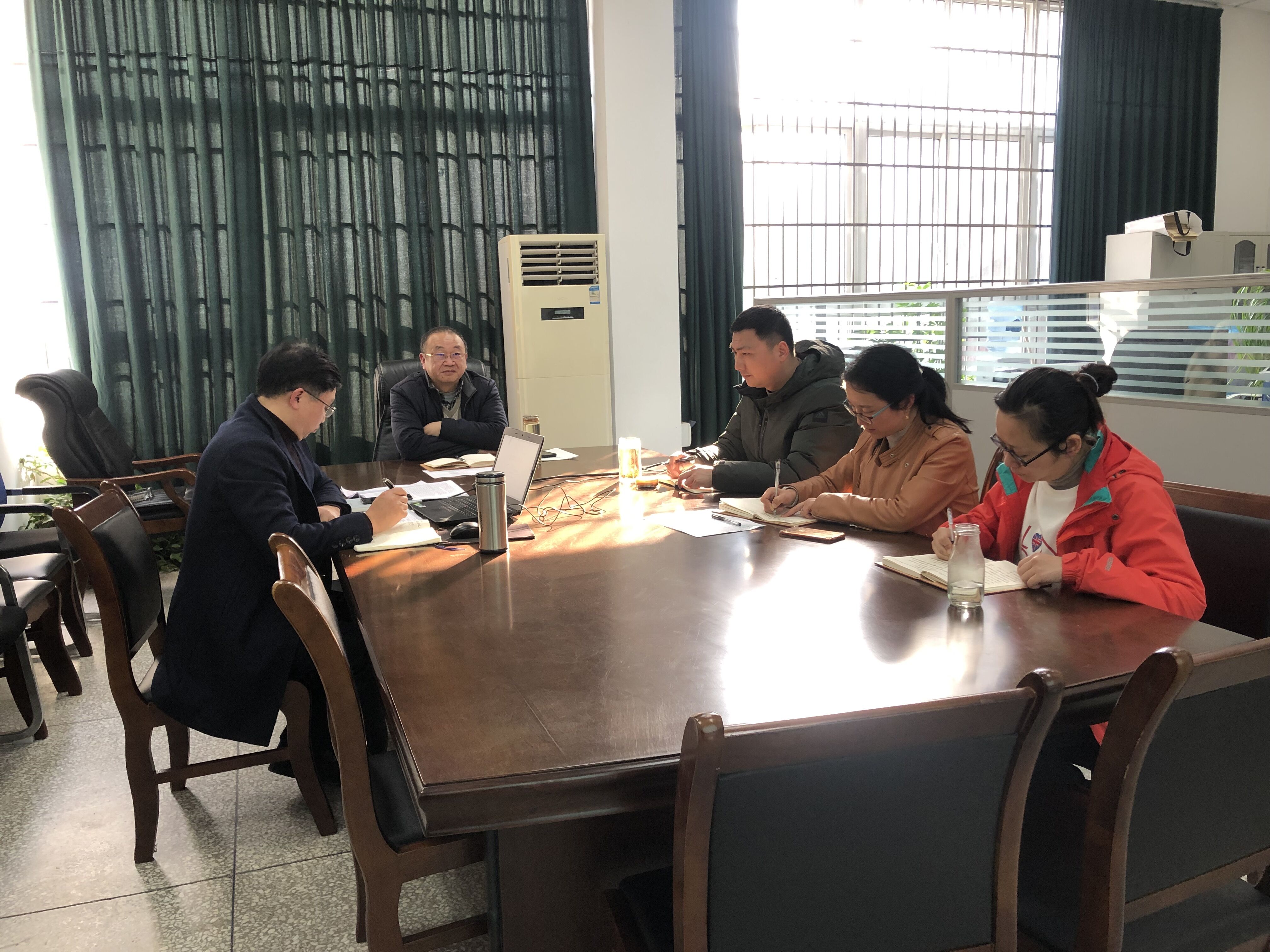 校领导参加党支部政治学习