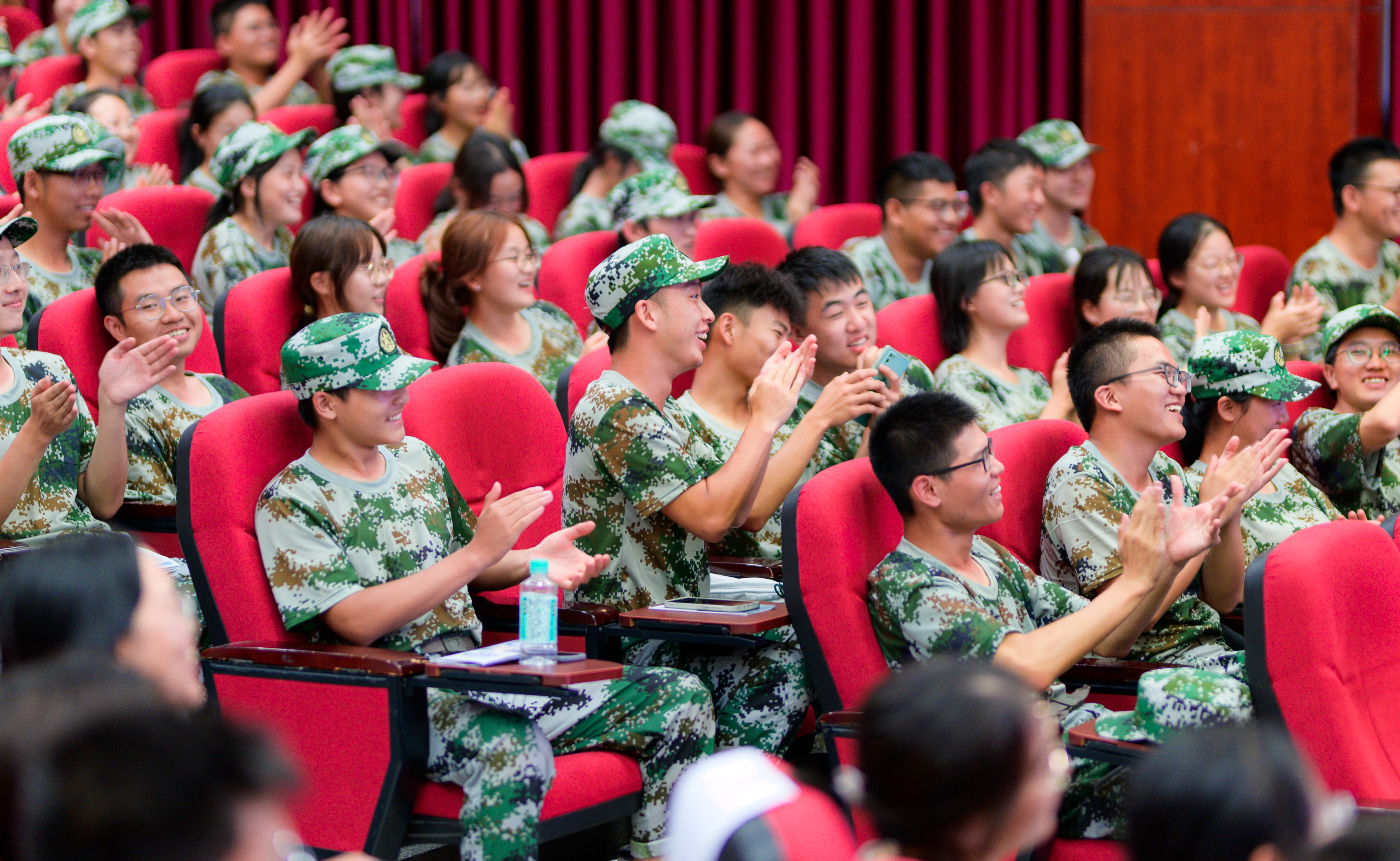 学校举办“护航青春 共建平安”校园安全知识宣传讲座
