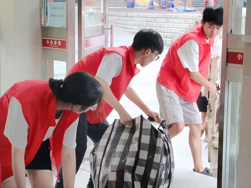 紧握学期交接棒,齐心挑担送远行