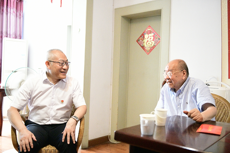 组织关怀 情暖人心:学校开展“七一”走访慰问党员活动