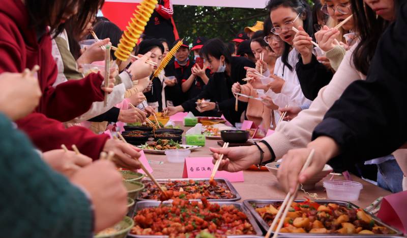 学校美食文化节开幕：舌尖诱惑 只待你来