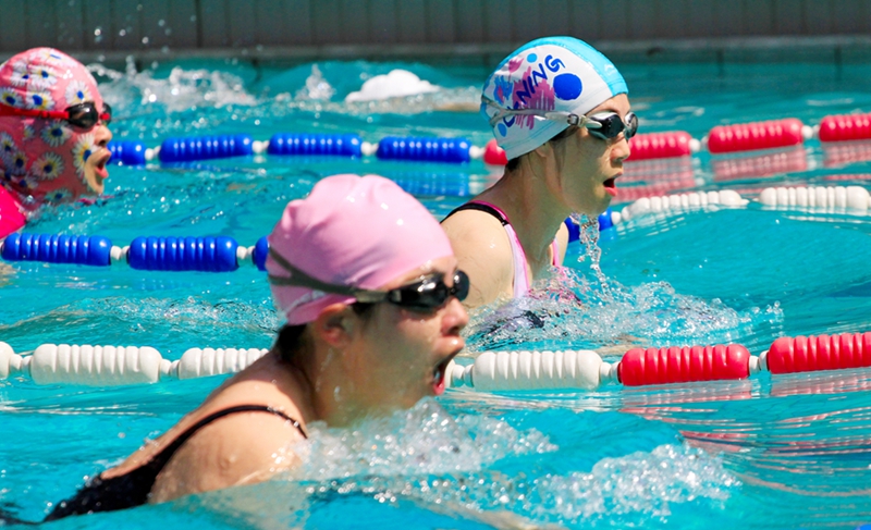 奋“泳”争先 精彩纷呈 学校举办第七届教职工游泳比赛