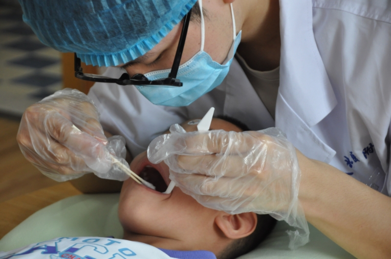 口腔医学院走进清泉幼儿园开展涂氟活动