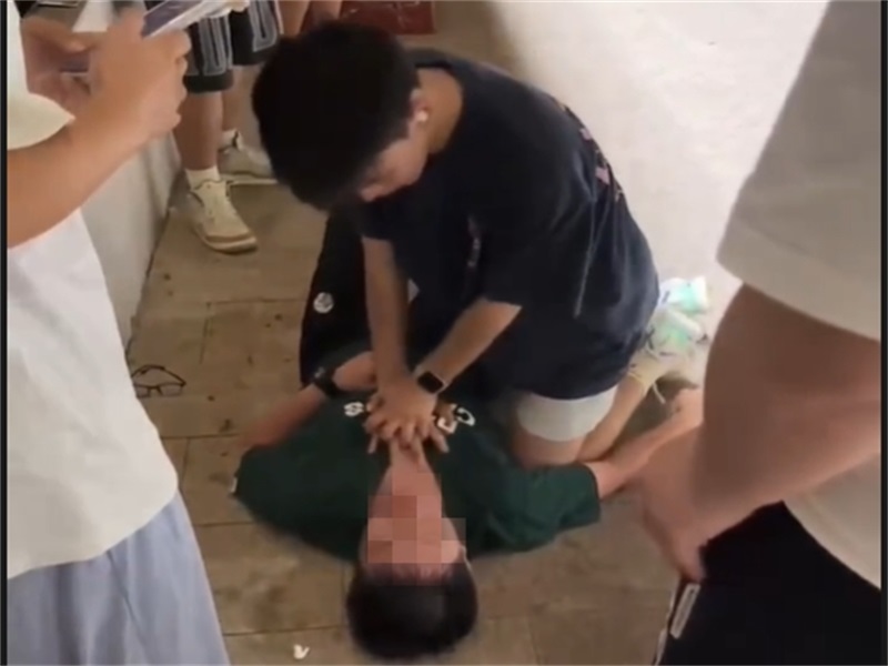 学生英勇施救,校园上演生命接力