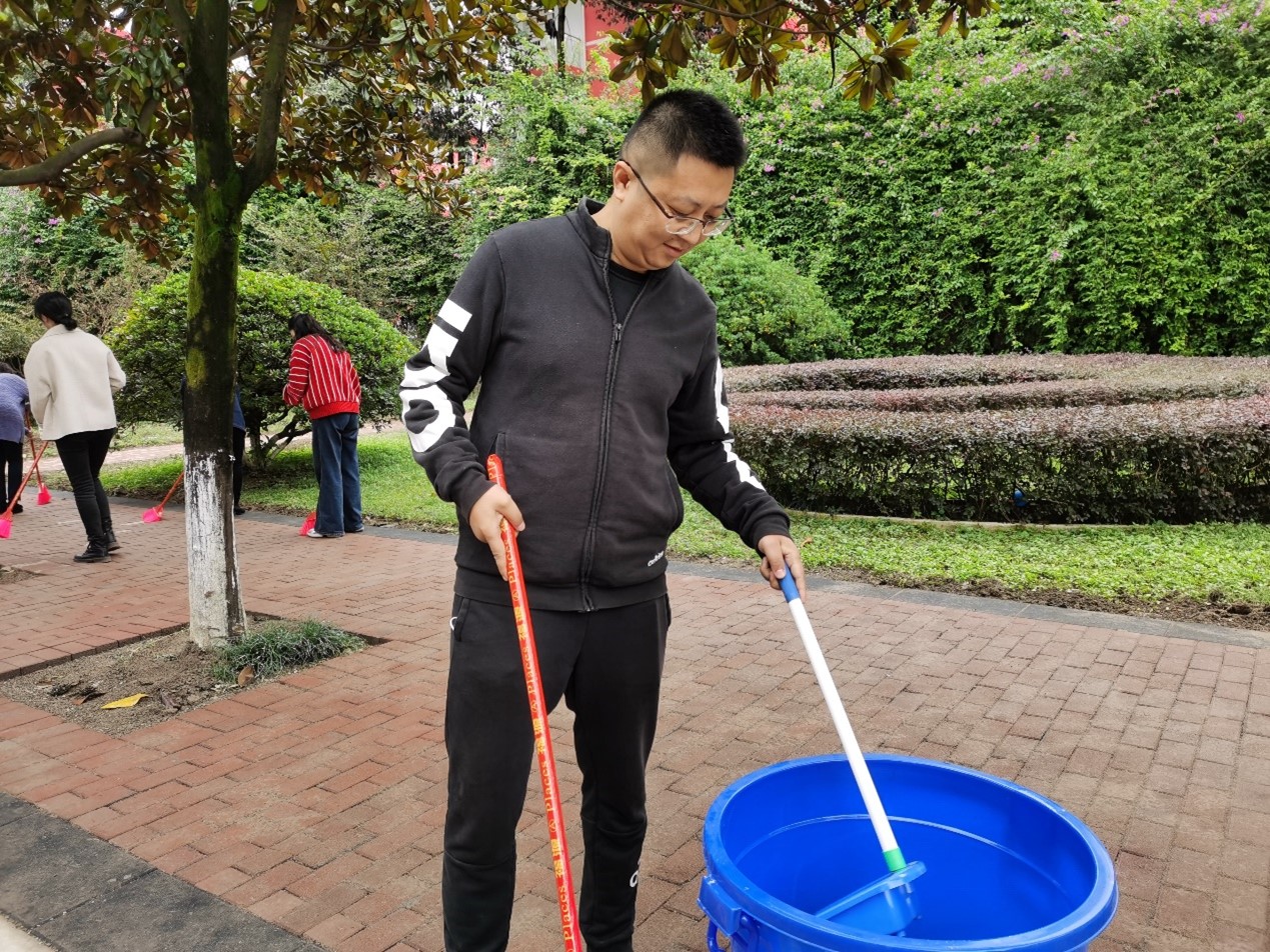 国有资产管理处党支部参加“学史立行，文明有我，喜迎建校70周年校园卫生清洁行”主题党日活动