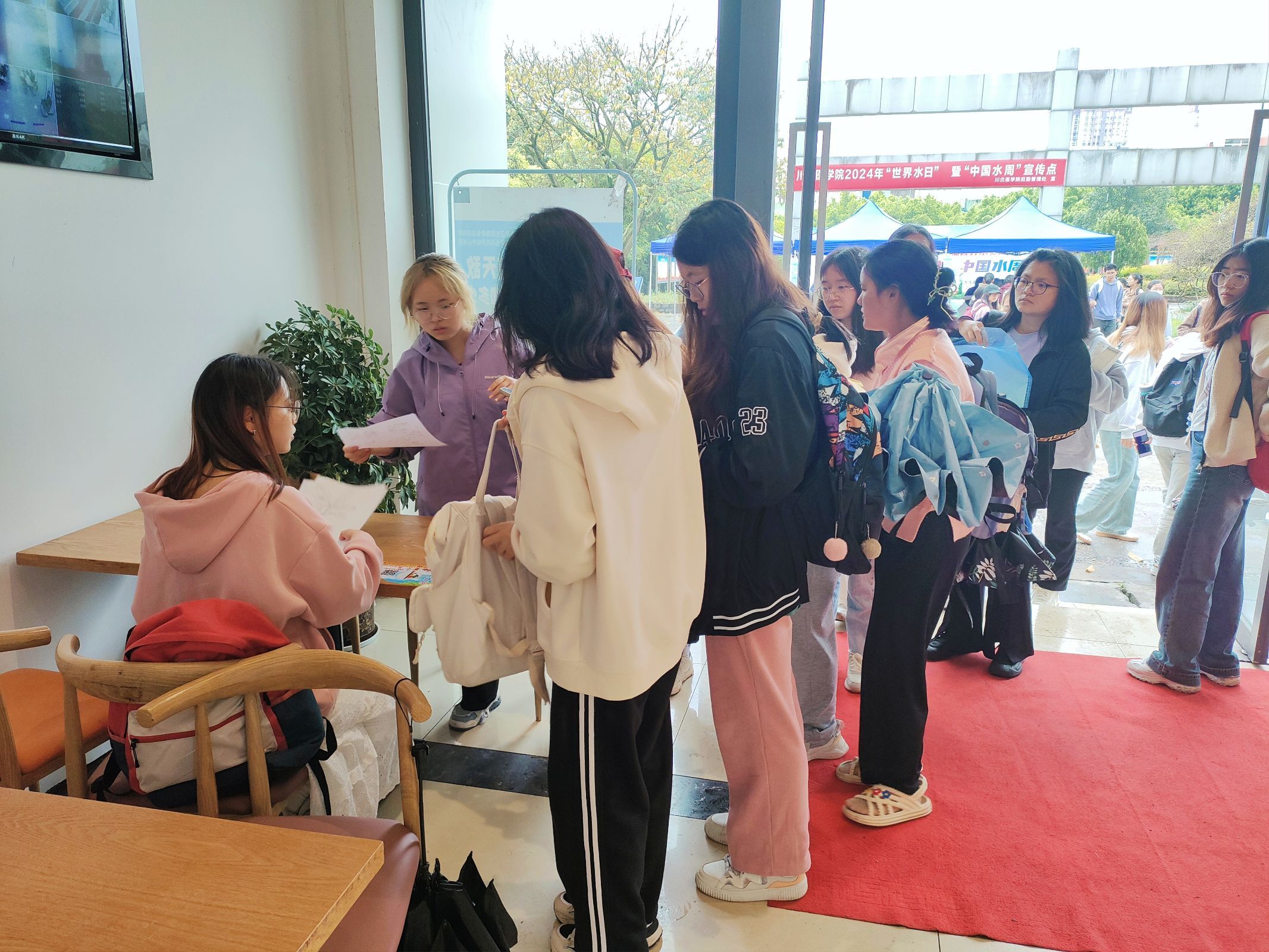 药学院举办中草药手工活动