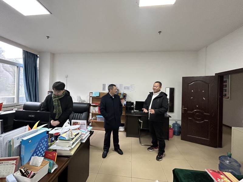 校领导走访调研春季学期开学工作
