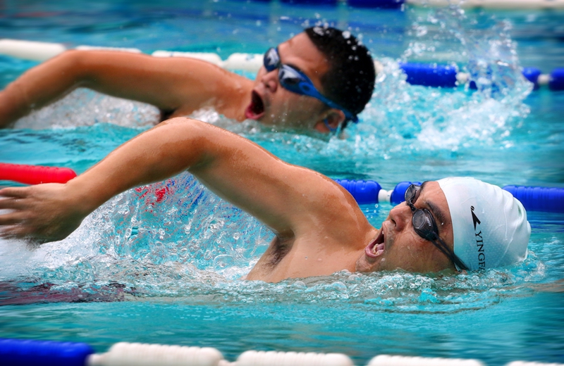 学校举办第五届教职工游泳比赛