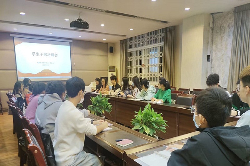 临床医学院学生工作党总支开展2022级学生干部座谈会