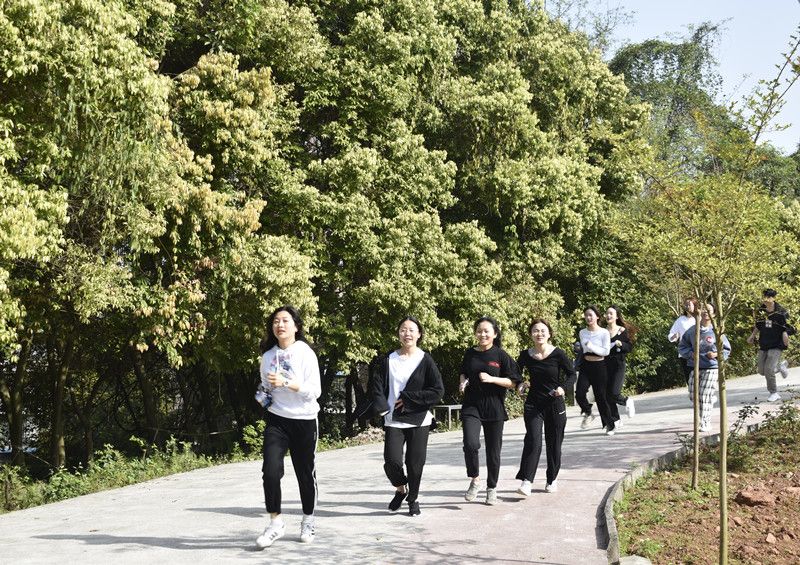 护理学院开展“党史知多少 助力越野跑”校园越野跑比赛