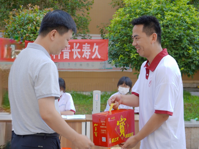 川北医学院团委副书记弋鹏圣慰问我校暑期“三下乡”社会实践活动队伍