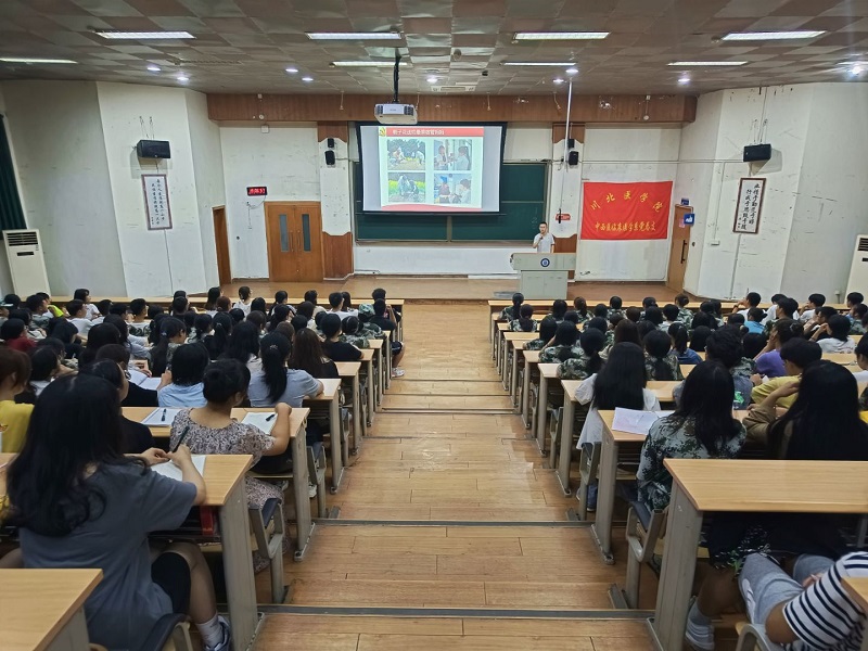 【我为群众办实事】中西医临床医学系党总支开展“助力新生识校园“活动