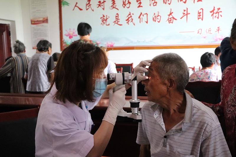 爱心义诊走基层  助力脱贫送健康