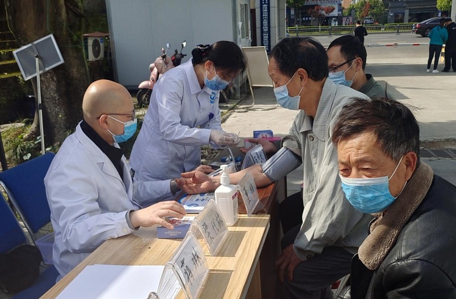 第二附属医院开展全国肿瘤防治宣传周义诊科普活动