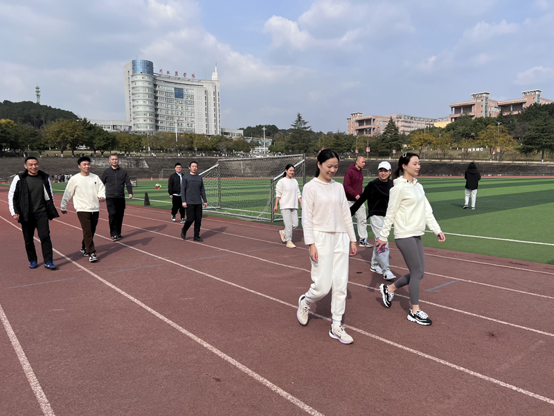 体育部工会顺利开展“健康生活，快乐运动”健步走活动