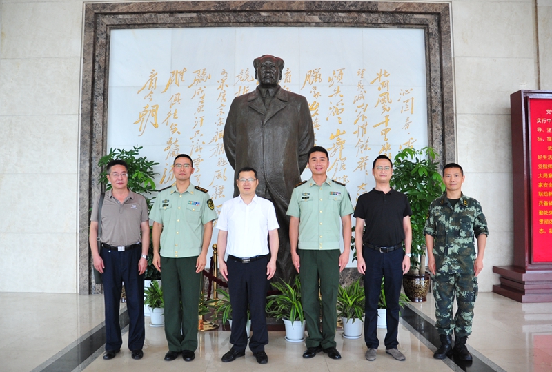 学校领导慰问驻市部队官兵