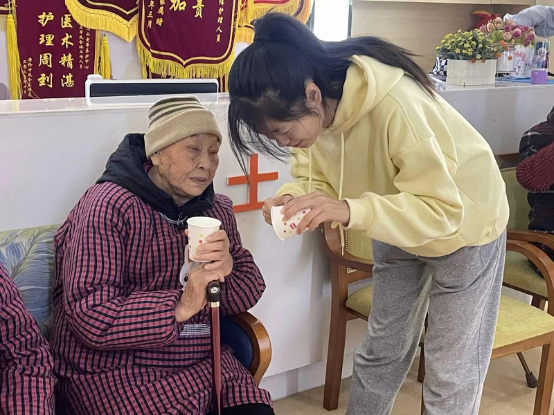 树敬老之风，扬奉献之乐