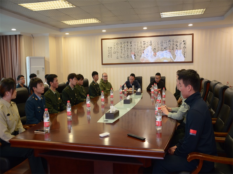 学校召开退役大学生士兵座谈会