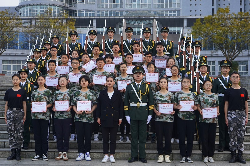 校团委开展国旗仪仗队第二十三届队员入队仪式