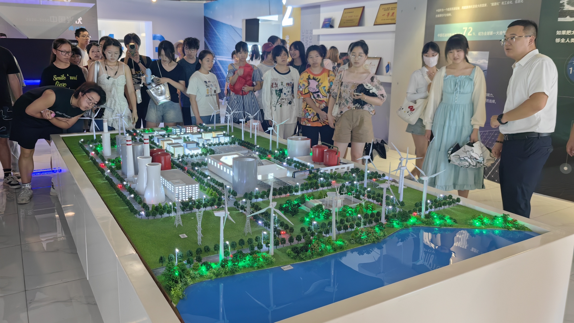我校师生赴南充市创业小镇开展实践教学活动