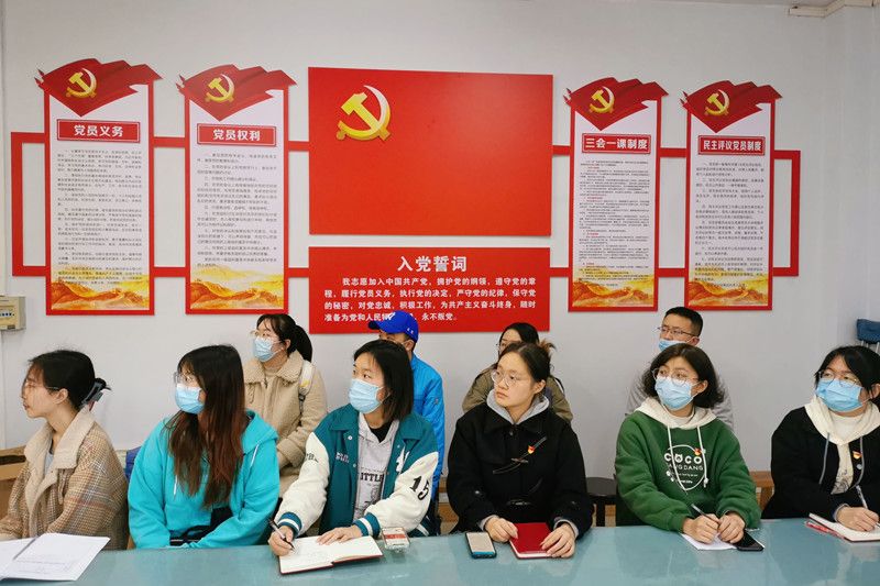 医学影像学院师生高度关注全国“两会”