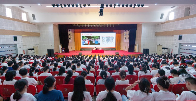 校领导深入临床医学院为2023届毕业生讲授廉洁文化教育公开课