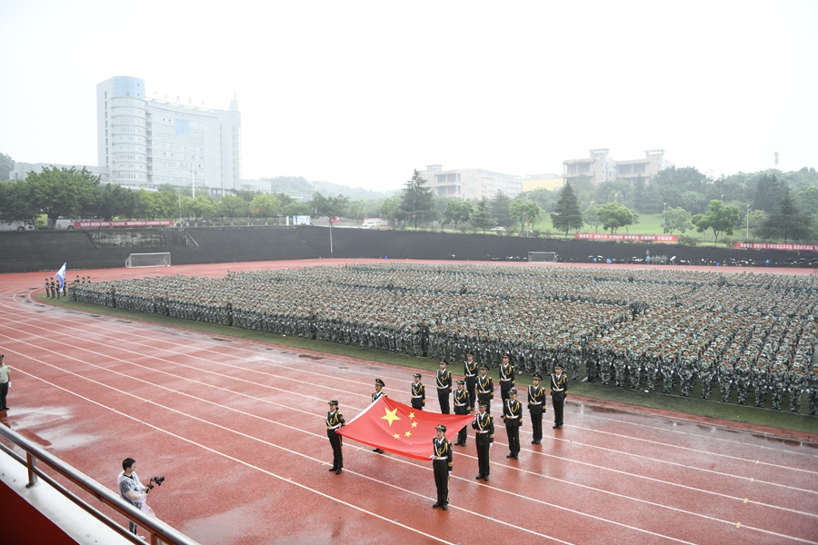 展飒爽军姿 铸青春斗志 我校举行2021年军训总结大会