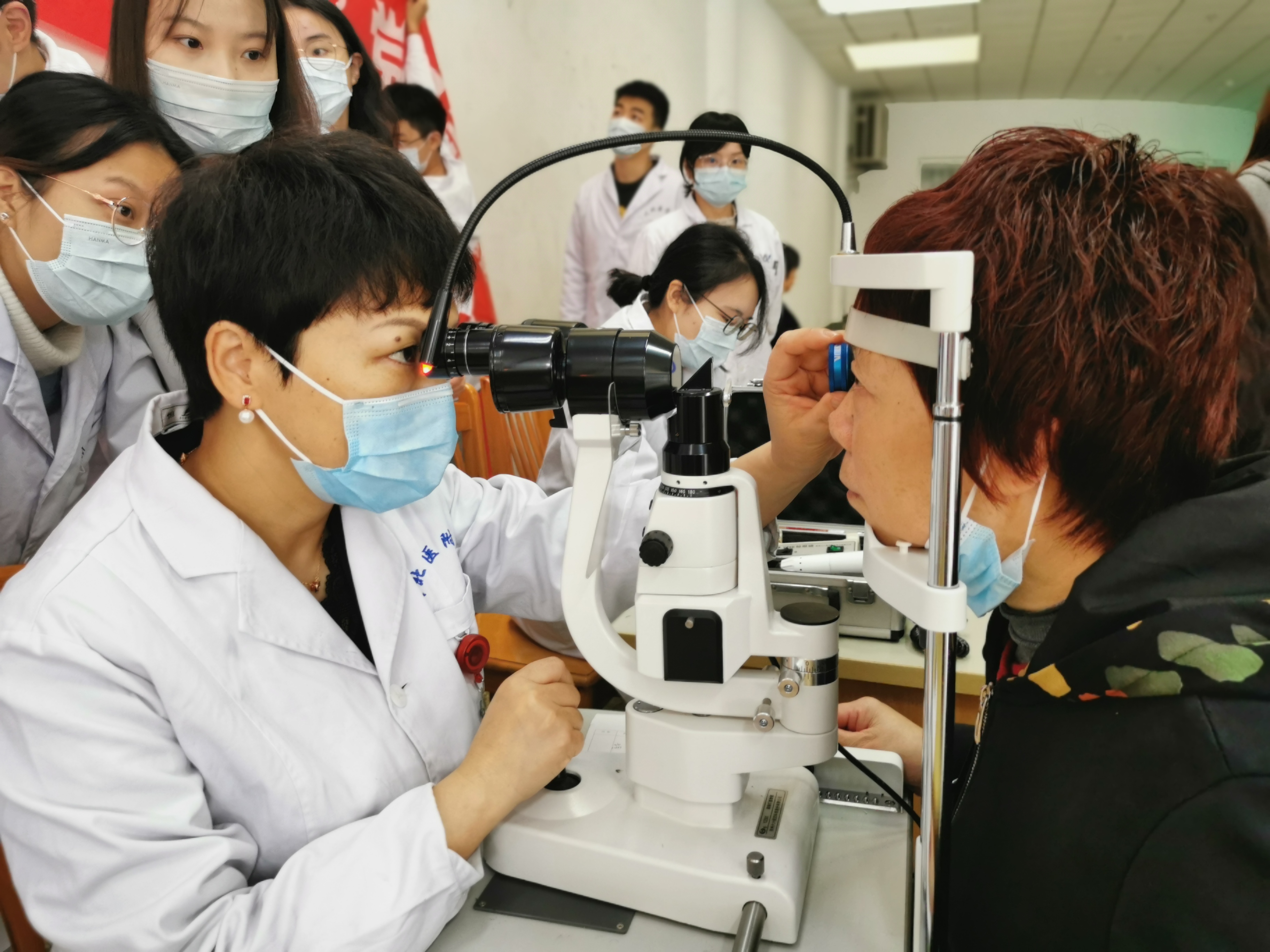 眼视光学党总支开展“我为群众办实事”眼健康检查