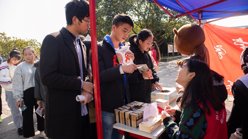 麻醉学系开展“防艾知识”宣传活动