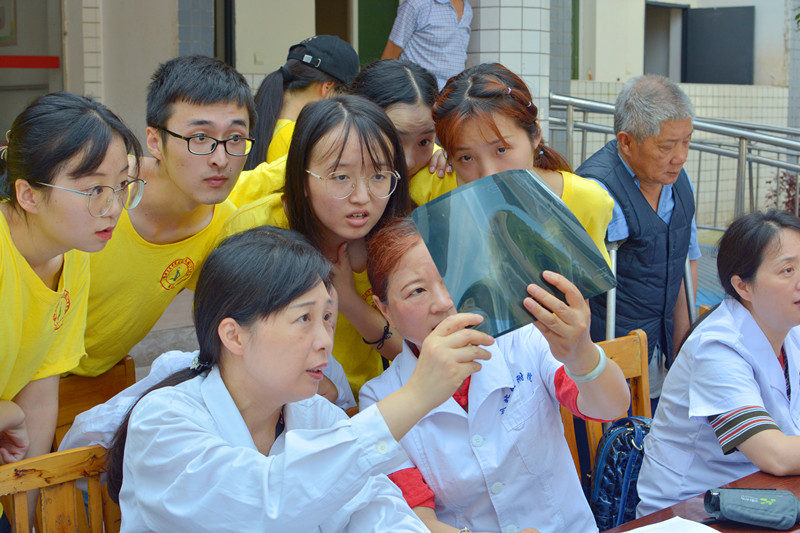 不忘初心 牢记使命——民革学院基层委员会专家赴仪陇开展三下乡义诊活动