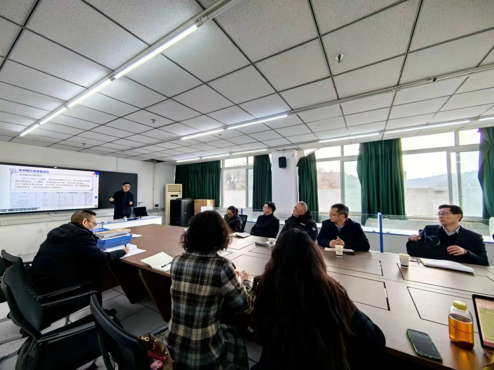 学校党委副书记黄平带队到外国语言文化系进行开学教学检查