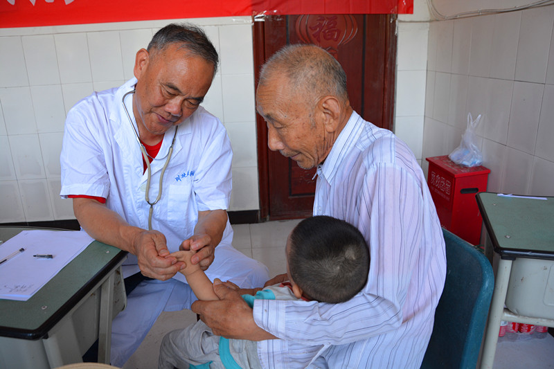酷暑盛夏 心系农村——我校民盟医学专家开展“七十载同心，新时代筑梦”三下乡义诊活动