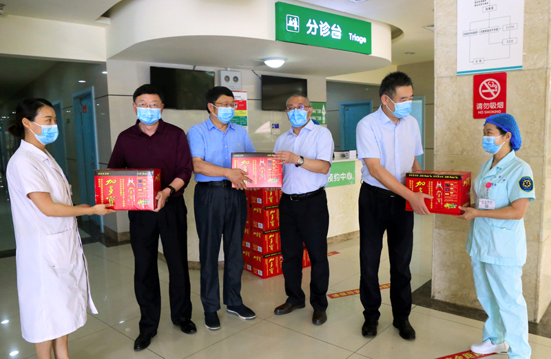 学校领导带队送清凉慰问一线医务工作者