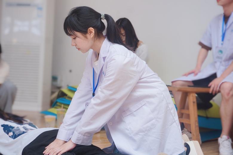 【针灸推拿协会】体验推拿手法,传承中医文化