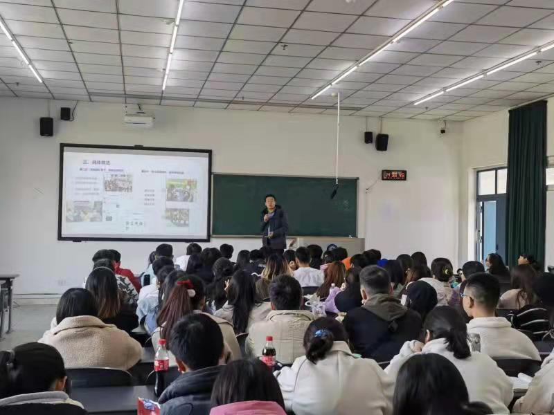 学院邀请社会工作实务专家王欢为师生分享社工实务发展与职业前景