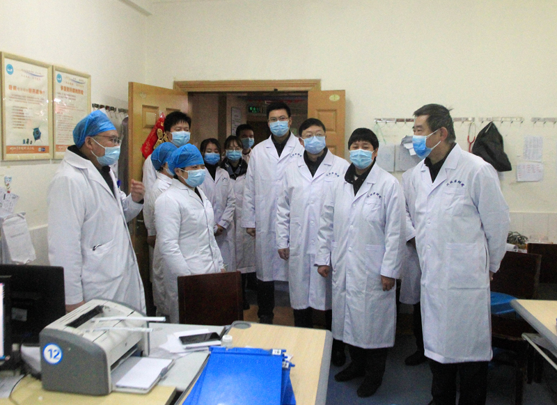 学校慰问坚守防疫抗病一线岗位的医务工作者