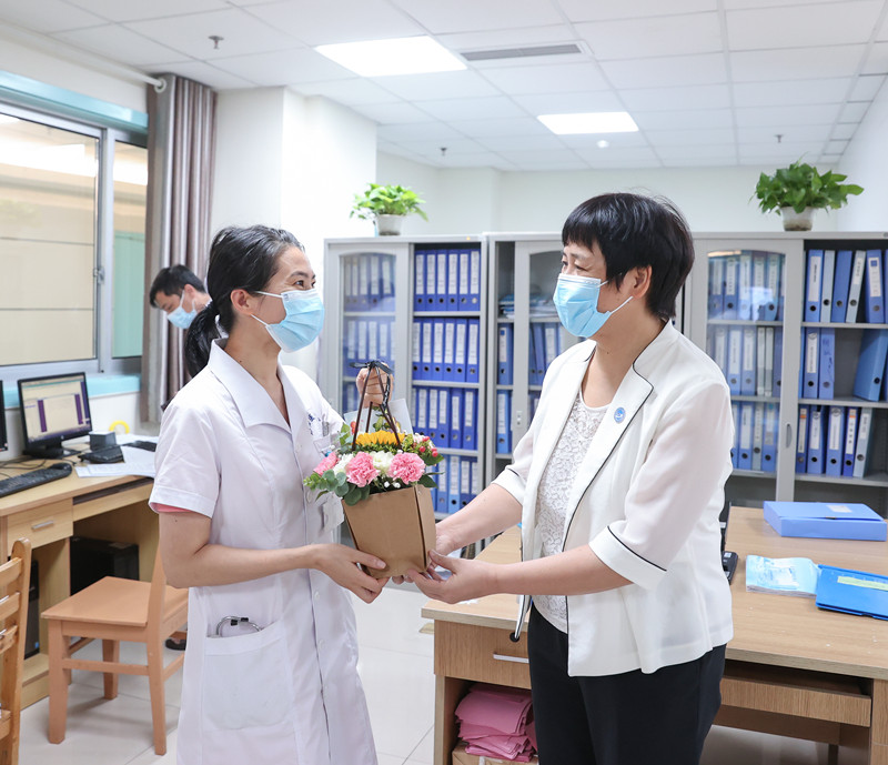 情暖医师节！我校附属医院党政领导深入科室看望慰问一线医务人员