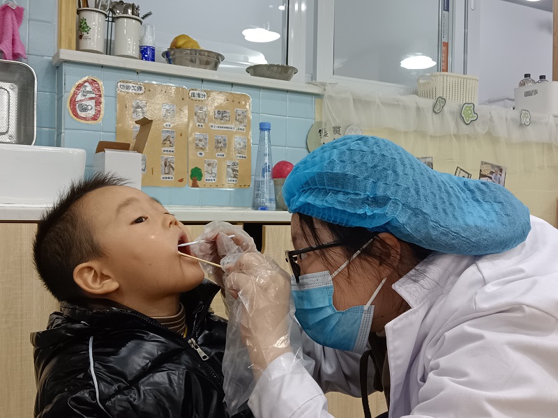 涂氟防龋齿，笑容更灿烂