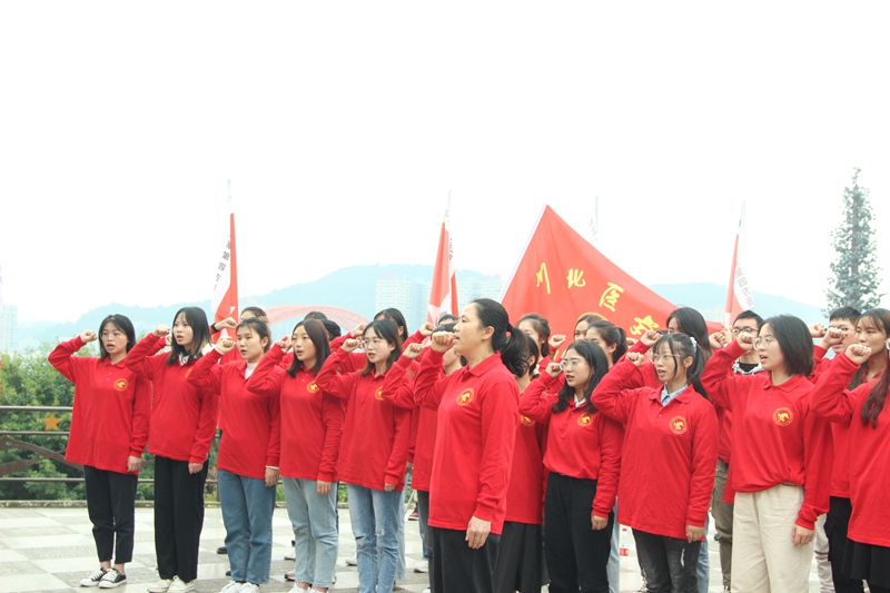 眼视光学系党总支开展“重走长征路,重温革命史”主题党日活动