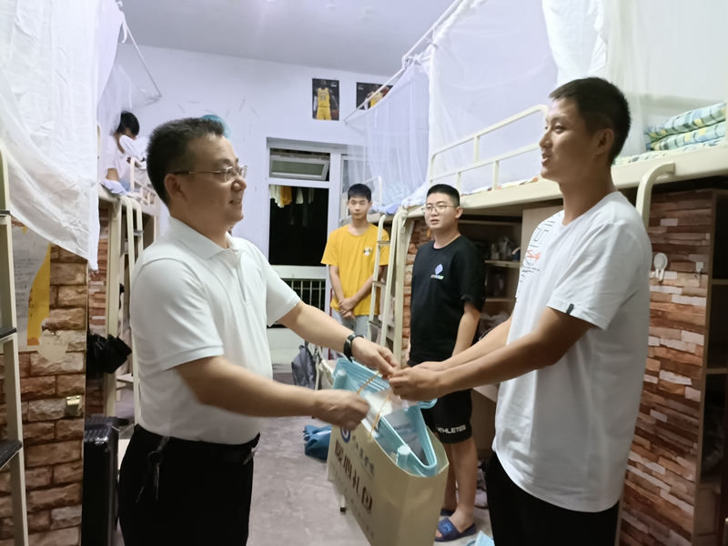 校领导深入寝室走访2021级新同学