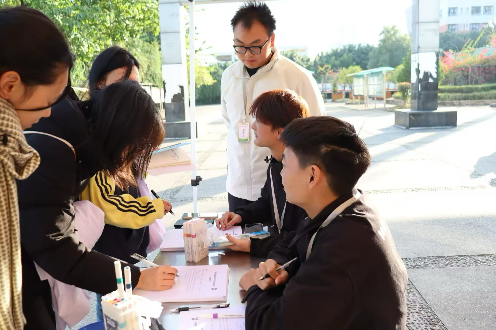 点亮防艾之光,绽放生命光彩” ——药学院举行防治艾滋病宣传活动