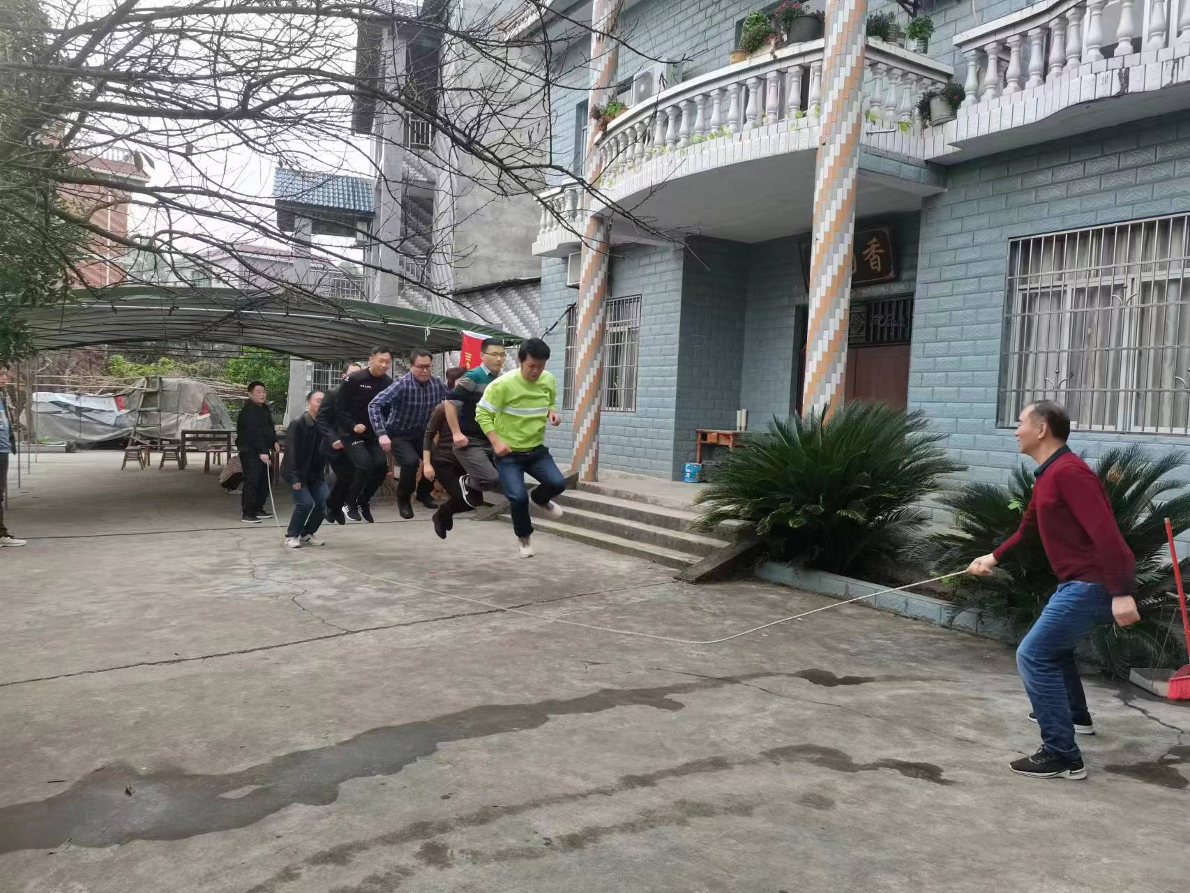 保障工会赴青林开展素质拓展活动