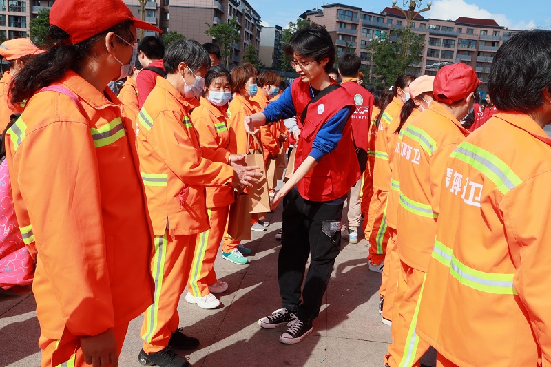 口腔医学系团总支开展“庆五一 共创卫”主题团日活动