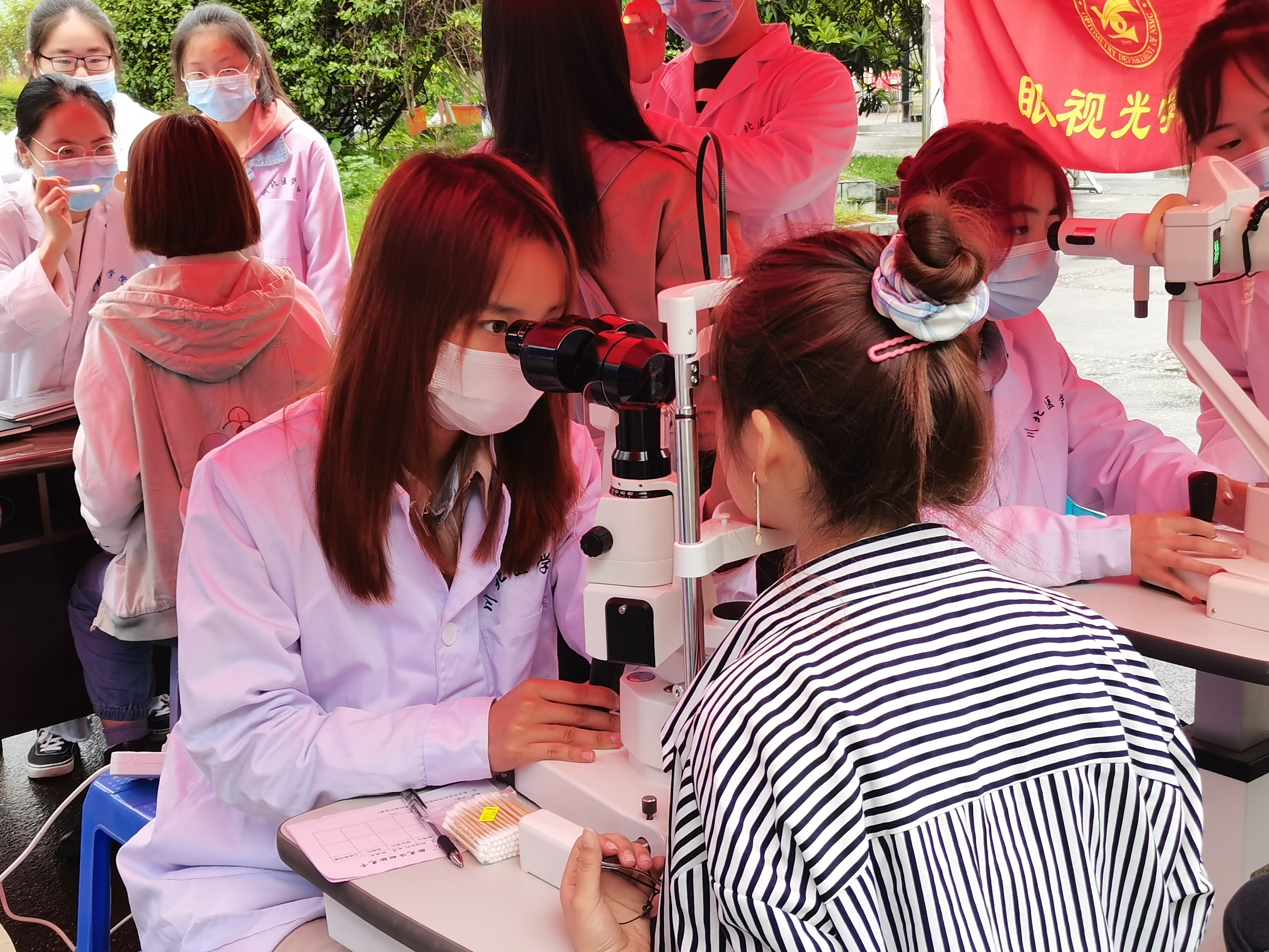 眼视光学系开展第十六届“金视爱眼护眼-验光”活动