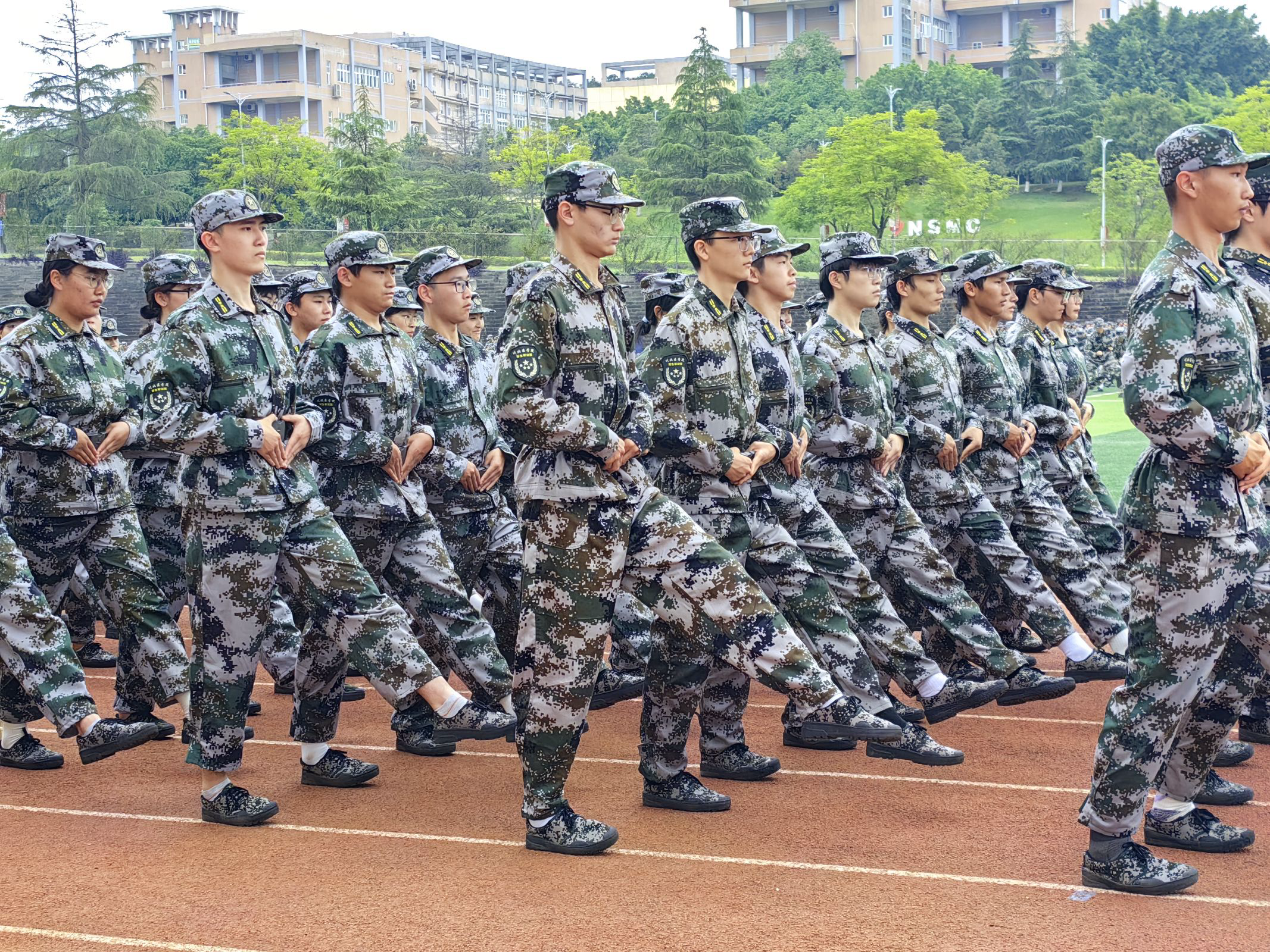 药学院组织开展军训慰问活动