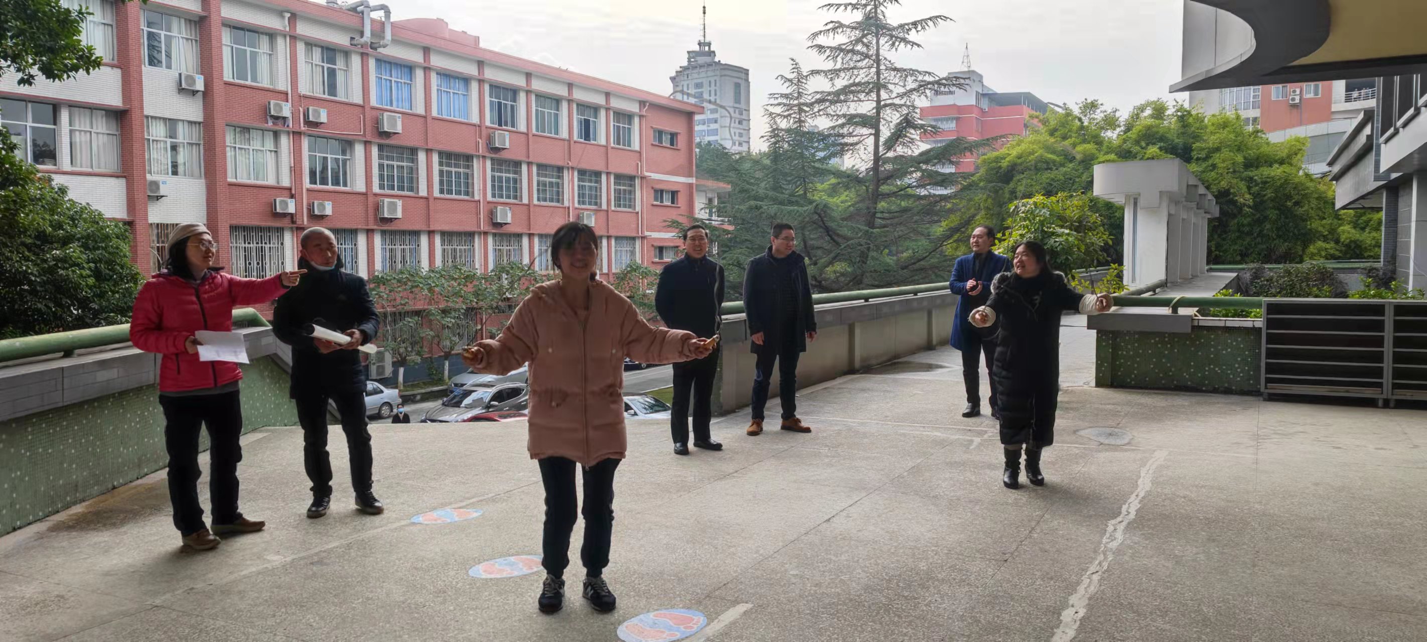 图书档案馆工会小组开展教职工花式跳绳活动