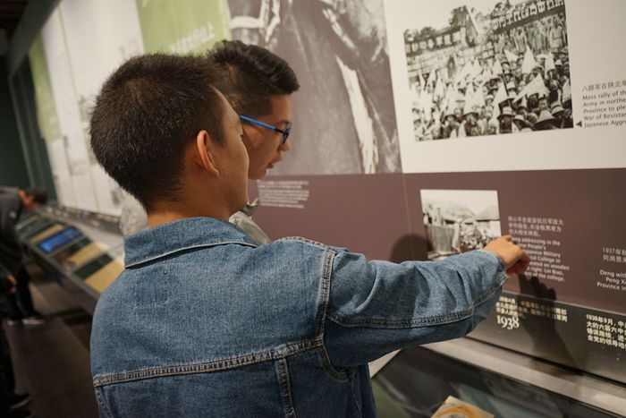 缅怀小平同志，感受革命巨变