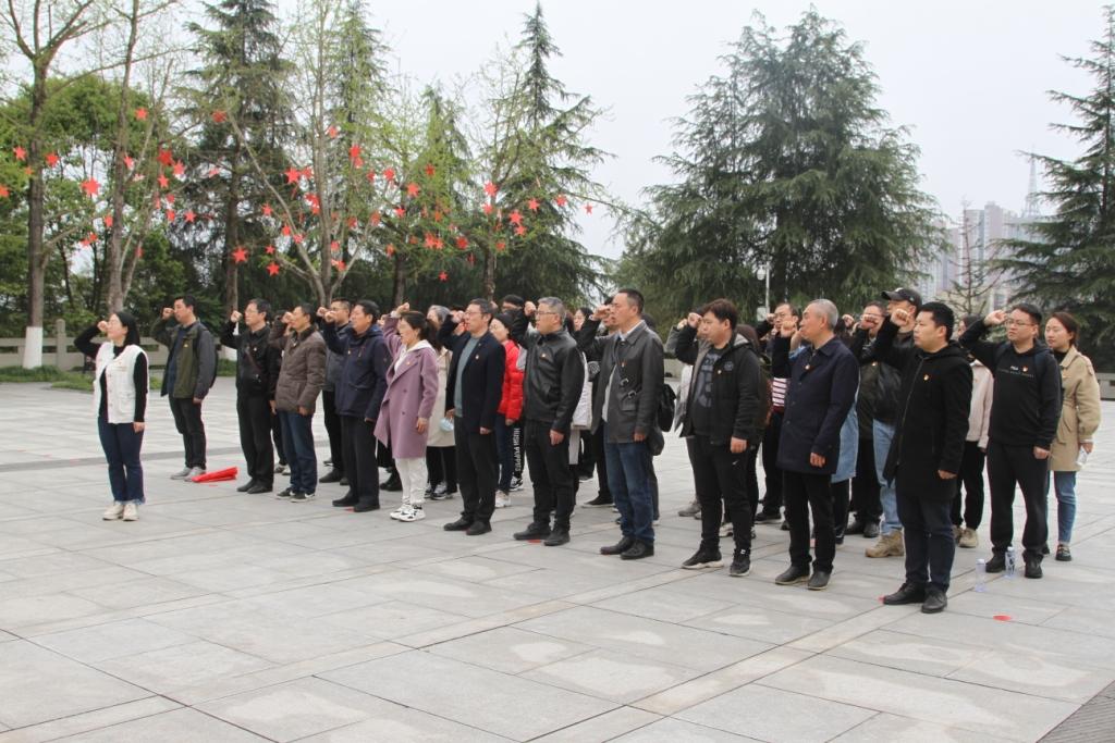 基础医学与法医学院党委赴杨闇公烈士陵园开展主题教育活动