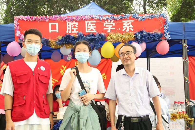 金桂飘香迎新生,骄阳似火绽青春