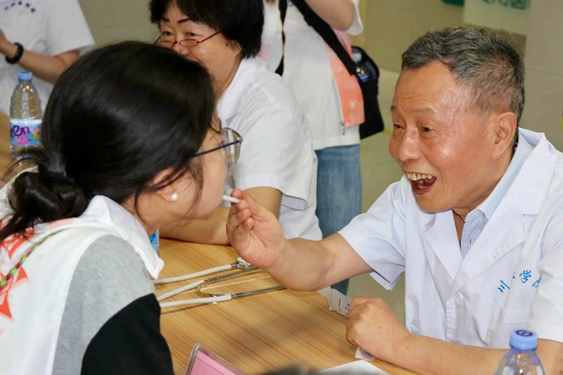 民盟川北医学院基层委员会组织盟员专家赴阆中市保宁社区指导学生义诊活动